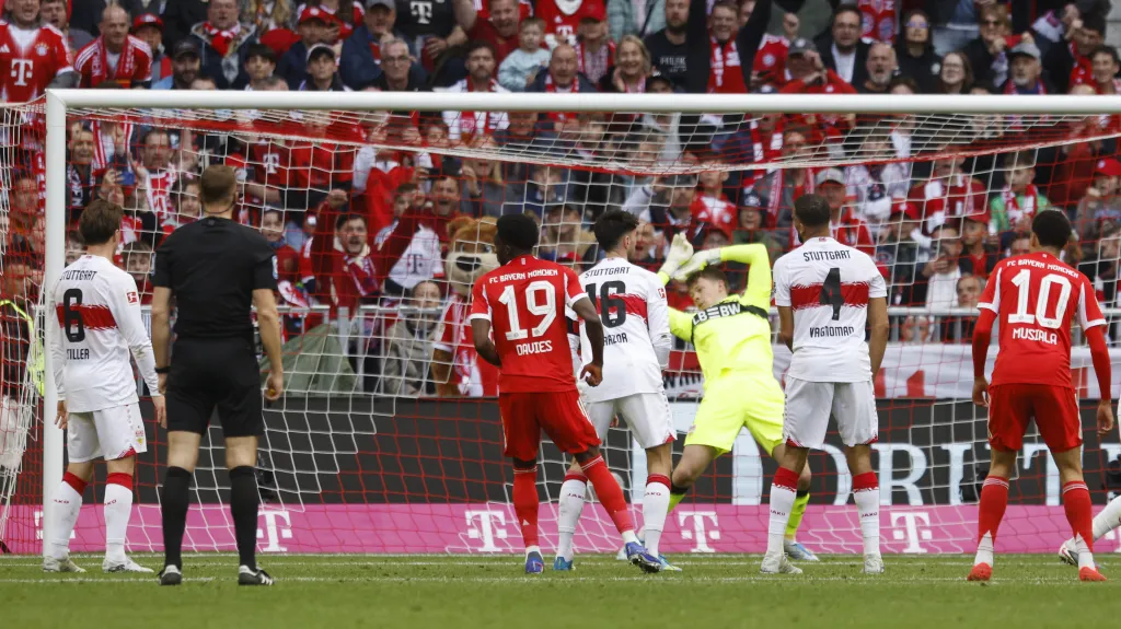 Bayern dává Stuttgartu třetí gól