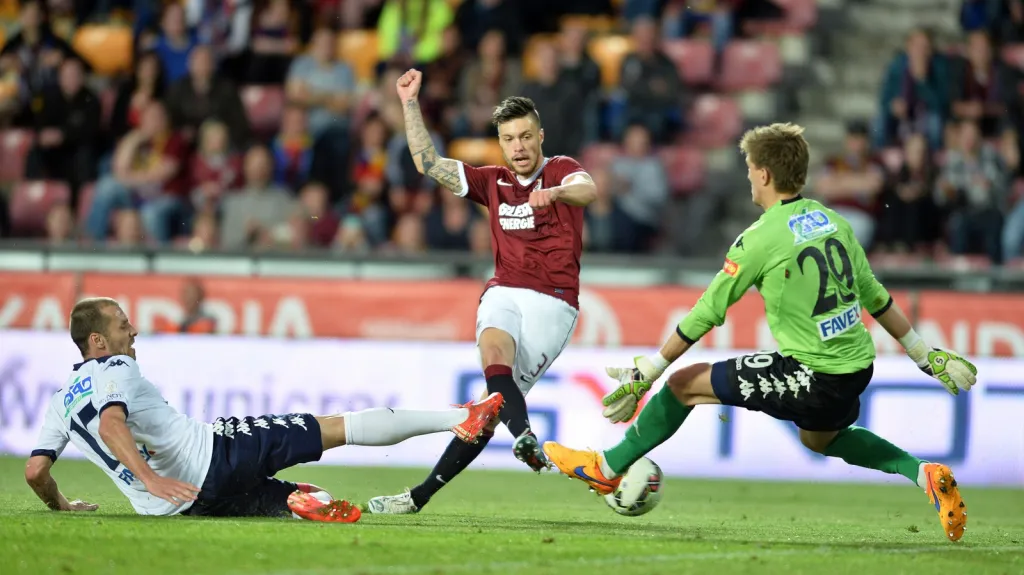 Václav Kadlec střílí branku do sítě Slovácka