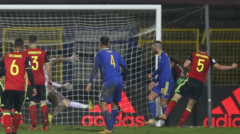 Jan Vertonghen (vpravo) střílí gól v Bosně a Hercegovině
