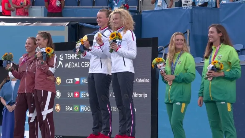 Ceremoniál po zlatém finále ve čtyřhře s Krejčíkovou a Siniakovou