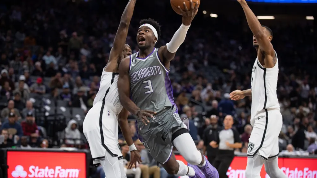 Terence Davis ze Sacramenta v nájezdu do koše proti Brooklynu