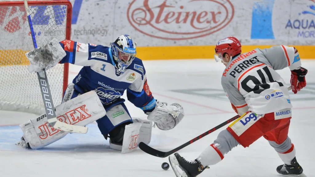 Jordan Perret v nájezdu na brněnského Marka Čiliaka