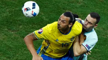 Švéd Zlatan Ibrahimovic bráněný Thomasem Vermaelenem