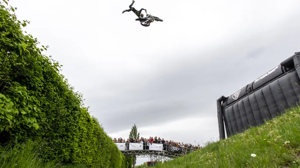 Filip Podmol skáče přes Taxisův příkop
