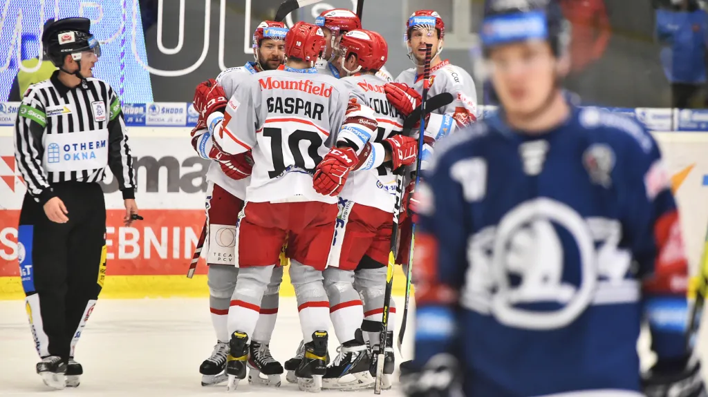 Hokejisté Hradce Králové se radují z gólu na ledě Plzně