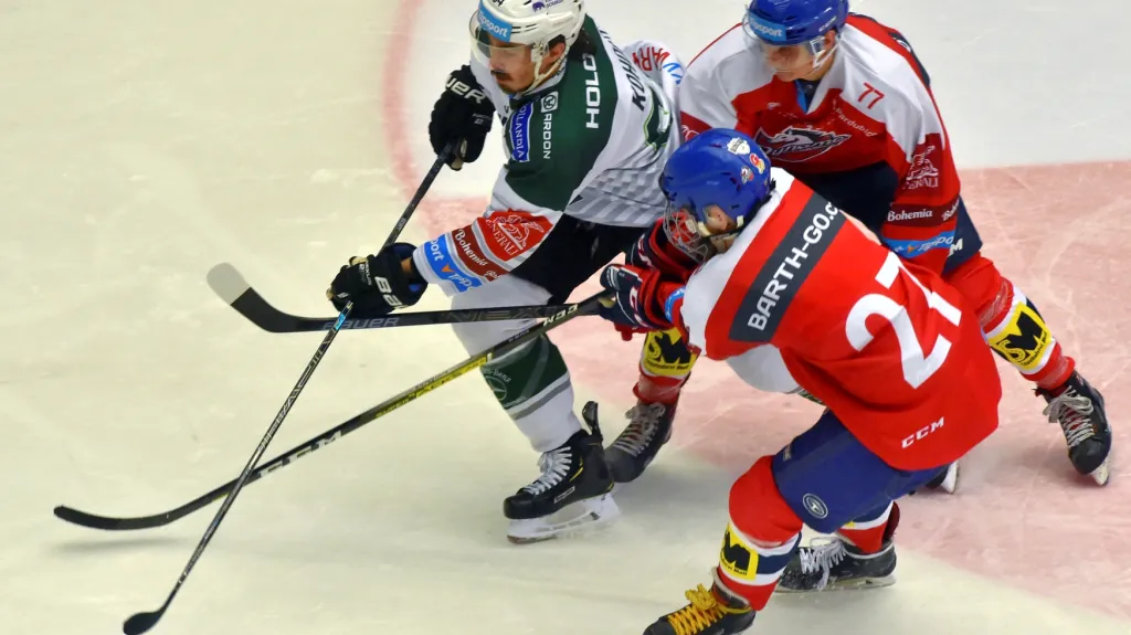 Útočník Karlových Varů Kohout, na něhož dotírá duo juniorů Kaštánek a Jelínek