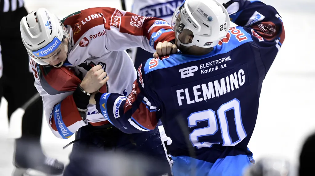 Potyčka Bretta Flemminga z Chomutova a Davida Tomáška z Pardubic
