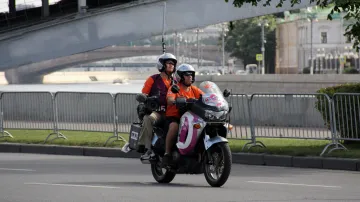 Nezbytný doplněk každého maratonu - kameraman na motorce