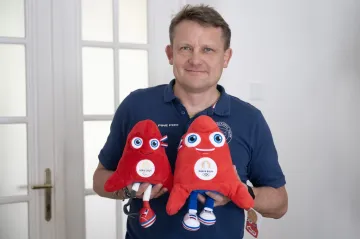 Šéf olympijské mise Martin Doktor s maskoty Her v Paříži