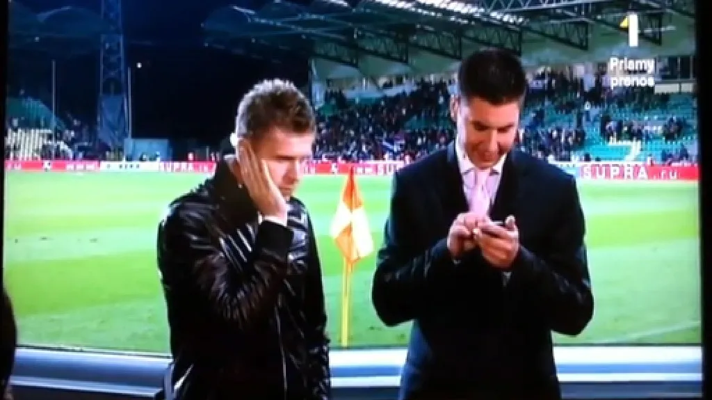 Televizní komentátor psal SMS