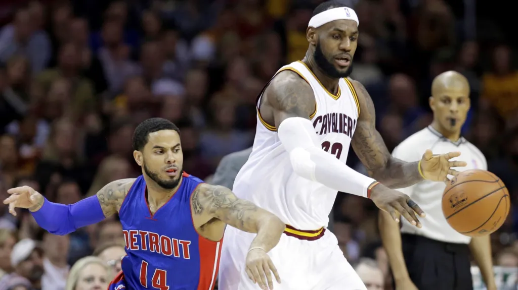 Clevelandský LeBron James (vpravo) v souboji o míč s D.J. Augustinem z Detroitu