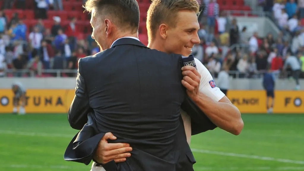 Bořek Dočkal s trenérem Jaroslavem Šilhavým po vítězství na Slovensku