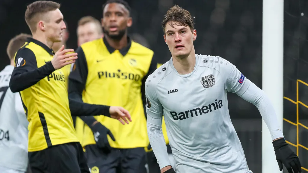 Patrik Schick z Leverkusenu (vpravo) v utkání proti Bernu