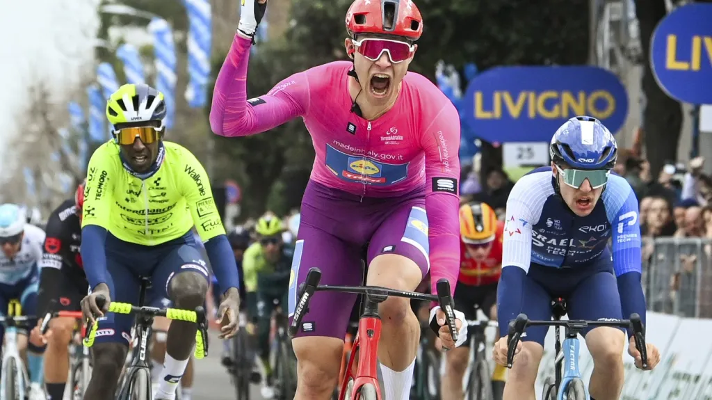 Italský spurter Jonathan Milan po vítězství v etapě závodu Tirreno-Adriatico 