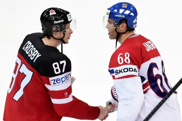 Sidney Crosby si podává ruce s Jaromírem Jágrem