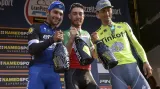 Fernando Gaviria na pódiu Giro del Piemonte s Nizzolem a Bennatim