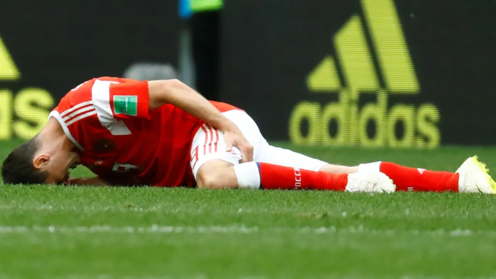 Alan Dzagojev z Ruska se svíjí v bolestech