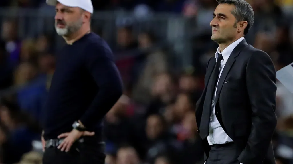 Trenér Barcelony Ernesto Valverde. V pozadí kouč Slavie Jindřich Trpišovský
