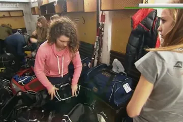 Mladé hokejistky převzaly olympijskou výbavu a vyrazily na ZOH mládeže