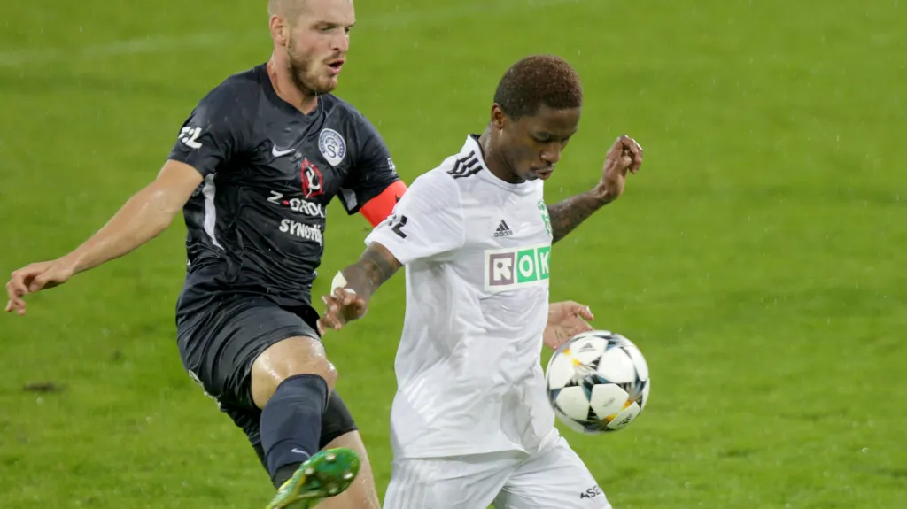 Karvinský křídelník Ba Loua v souboji s Daníčkem ze Slovácka