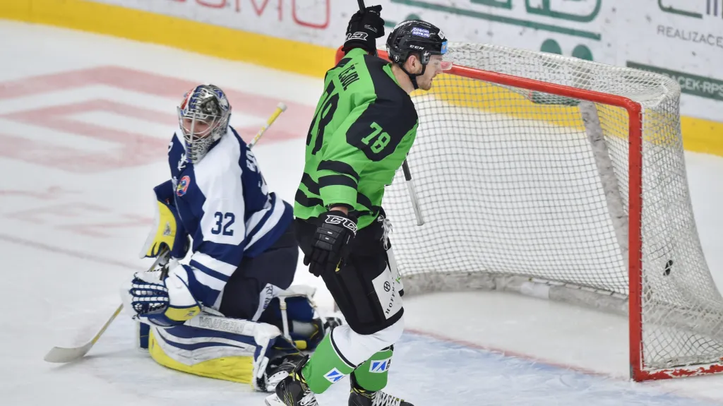 Lukáš Žejdl překonává vítkovického brankáře Bartošáka