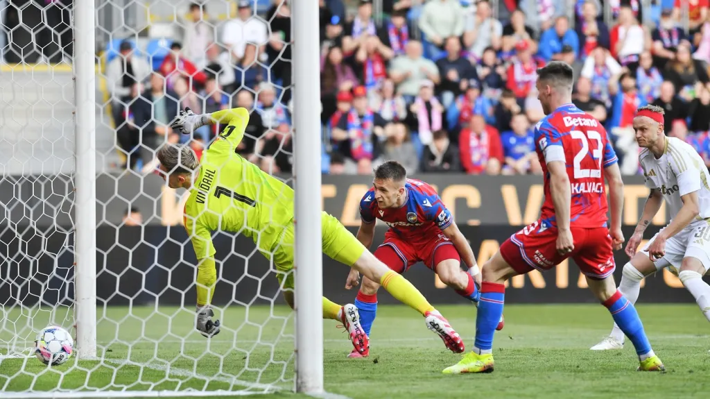 Plzeňský Memič dává první gól Spartě