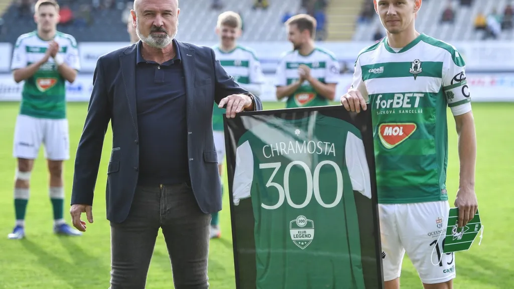 Jan Chramosta s oceněním za 300. odehraný ligový zápas