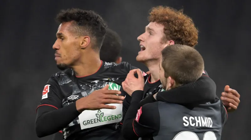 Hráči Brém v čele s Gebre Selassiem slaví úspěch nad Herthou