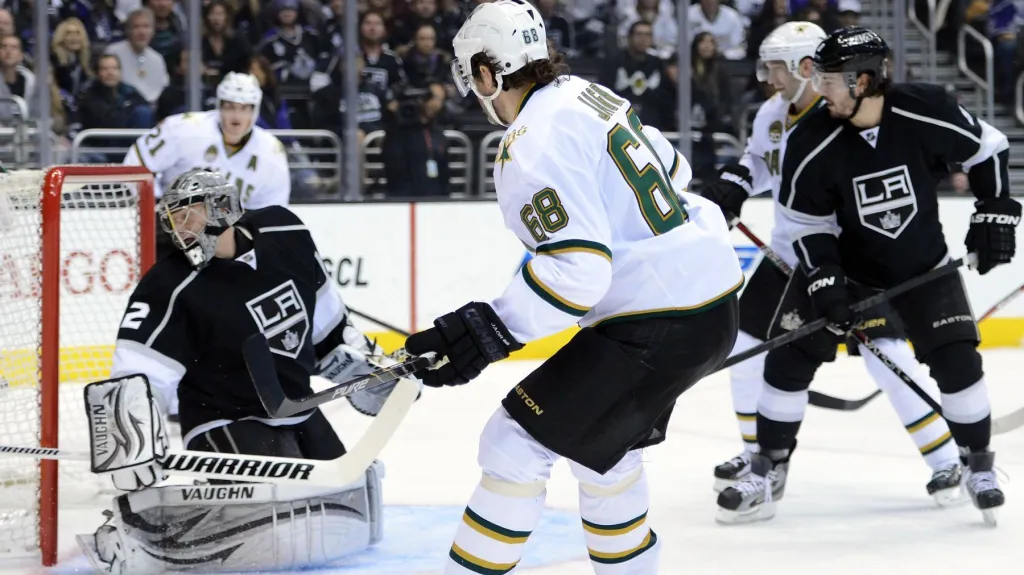 Jágr střílí gól do sítě Los Angeles