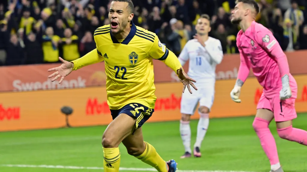 Švéd Robin Quaison oslavuje gól v utkání s Českem