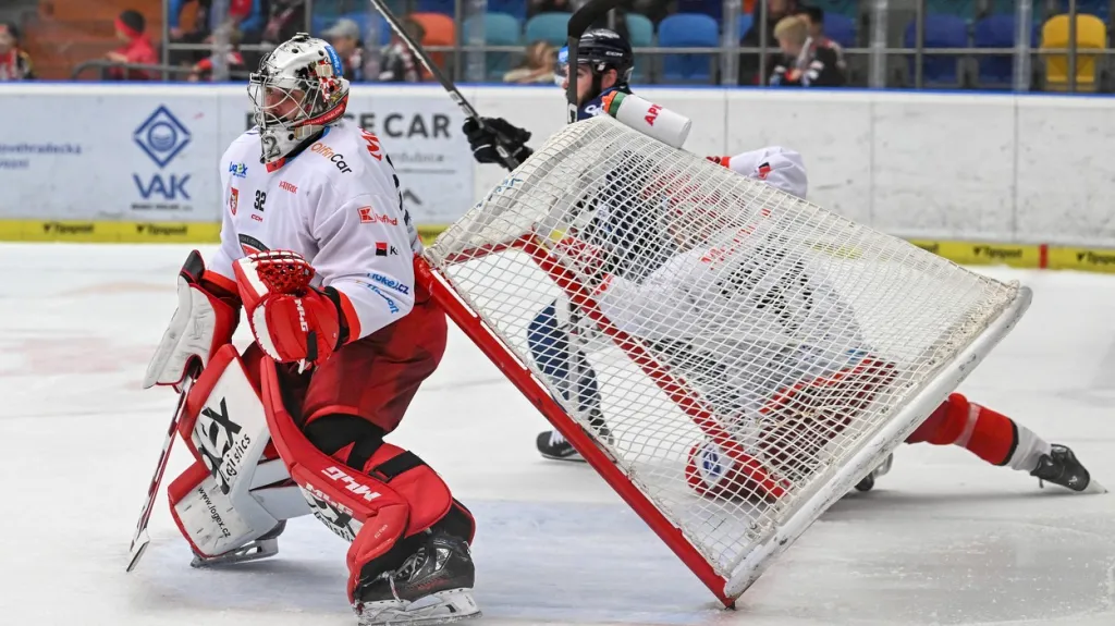 Patrik Bartošák v utkání s Vítkovicemi