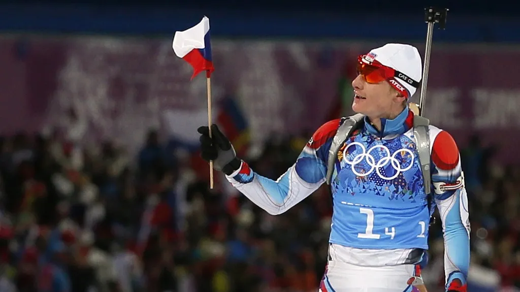 Finišman smíšené štafety Ondřej Moravec si vychutnal cílovou rovinku s českou vlajkou