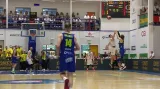Poločasový buzzer beater opavského rozehrávače Kouřila