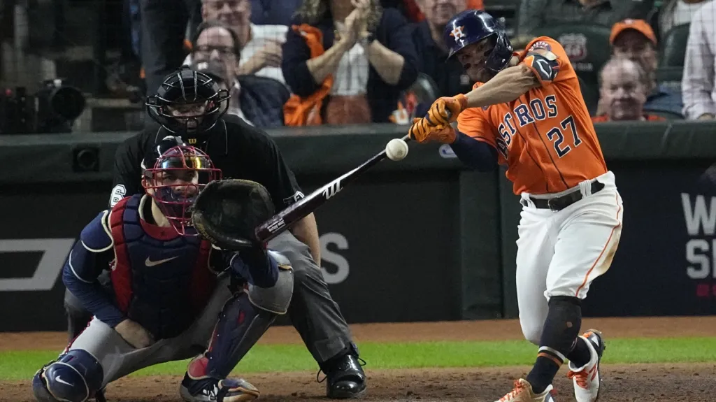Jose Altuve z Houstonu odpaluje homerun