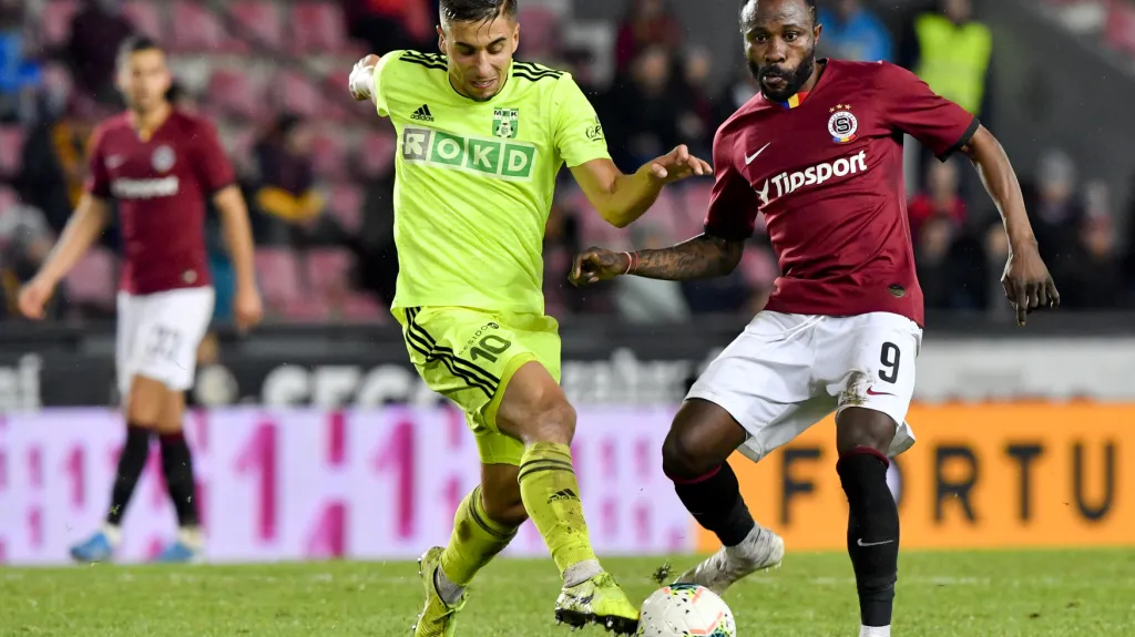 Guélor Kanga ze Sparty (vpravo) v souboji s Ondřejem Lingrem z Karviné