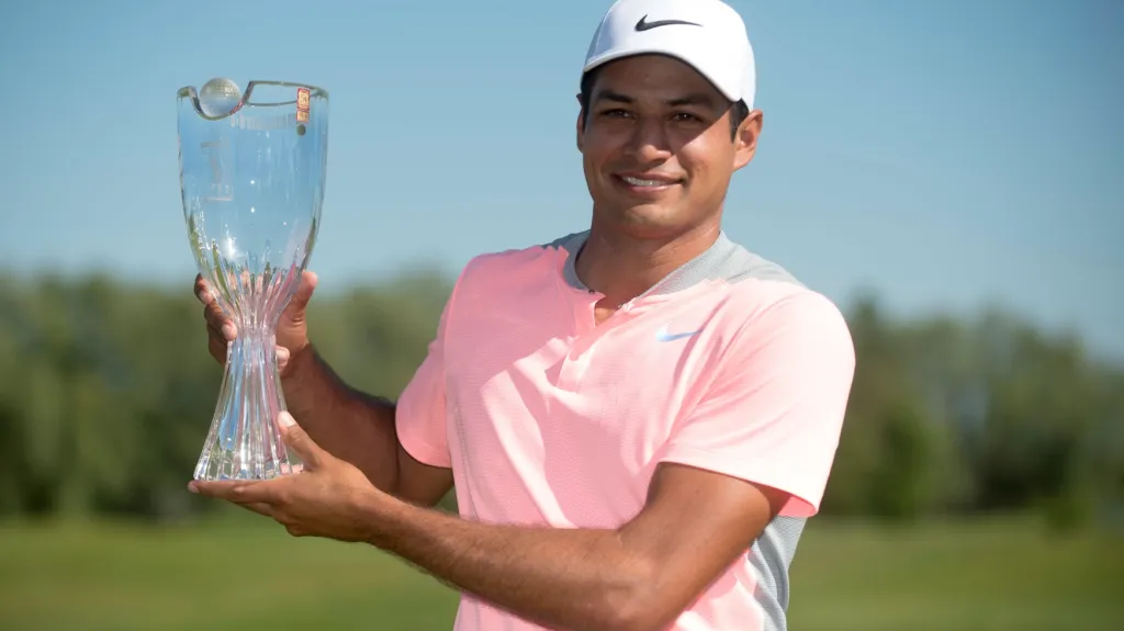 Julian Suri z USA s trofejí pro vítěze Challenge Tour na Kunětické hoře
