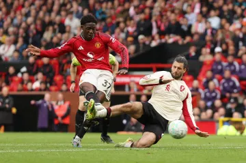 Kobbie Mainoo z Manchesteru United dává vítězný gól v zápase s Liverpoolem
