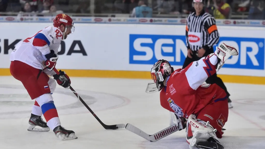 Brankář Jakub Kovář čelí nájezdu Jevgenije Kuzněcova z Ruska
