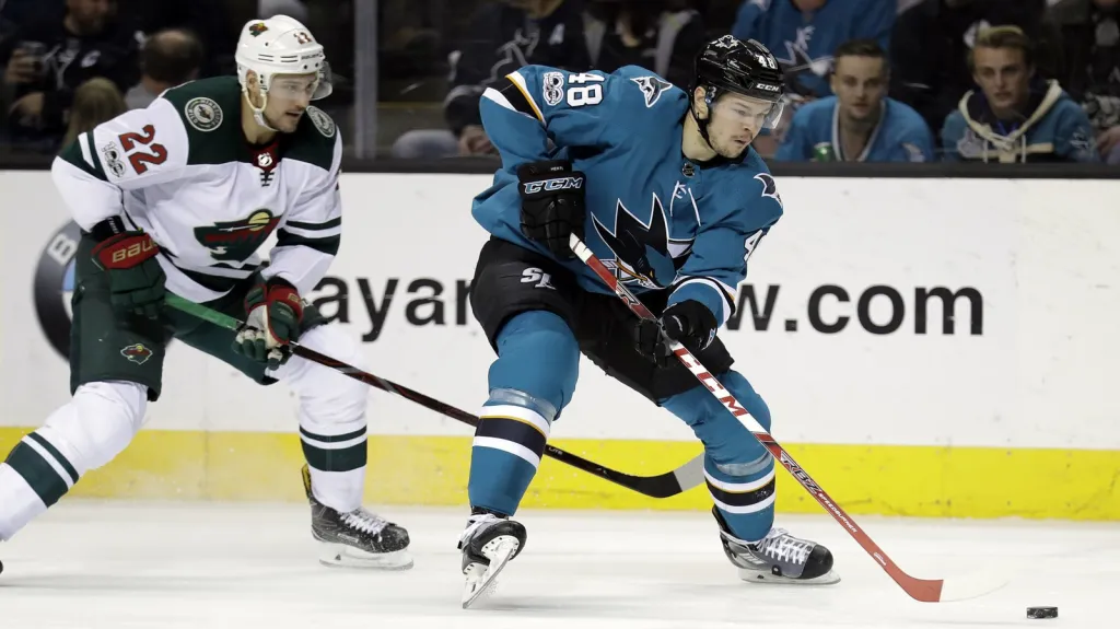 Tomáš Hertl v utkání s Minnesotou