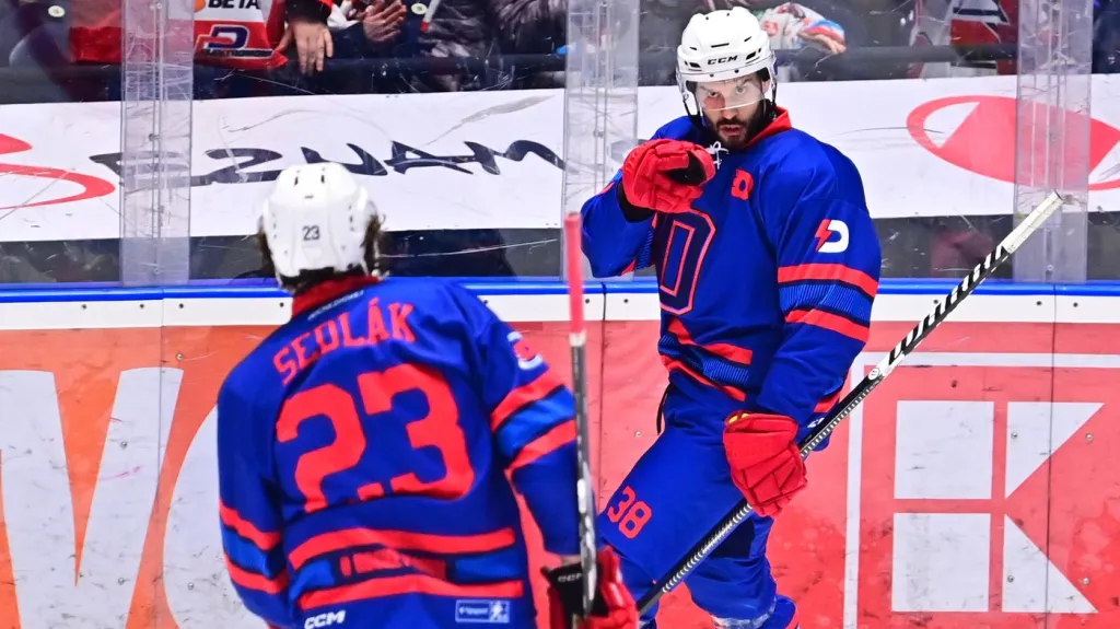 Tomáš Hyka oslavuje gól s Lukášem Sedlákem