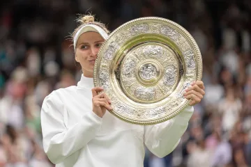 Markéta Vondroušová s trofejí pro vítězku Wimbledonu