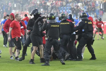 Policisté zasahují proti fanouškům na fotbalovém stadionu v Plzni