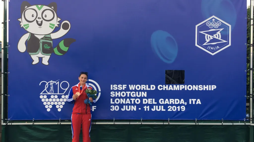 Patnáctiletá broková střelkyně Zina Hrdličková s medailí z juniorského MS