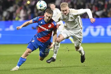 Jaroslav Zelený (vpravo) stíhá Amara Memiče