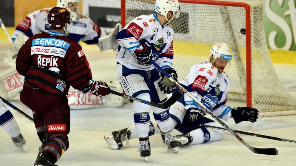 Michal Řepík ze Sparty (v rudém) střílí branku v utkání proti Kometě