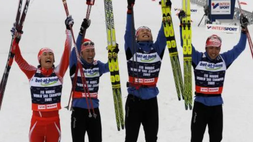 Japonská reprezentace oslavuje zlatou medaili