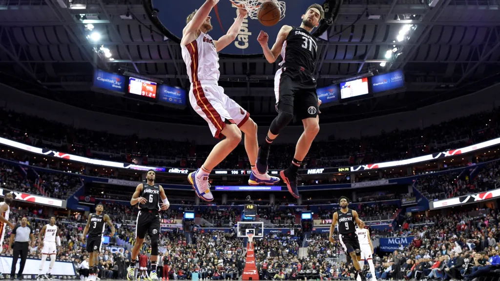 Tomáš Satoranský ve výskoku proti Kelly Olynykovi