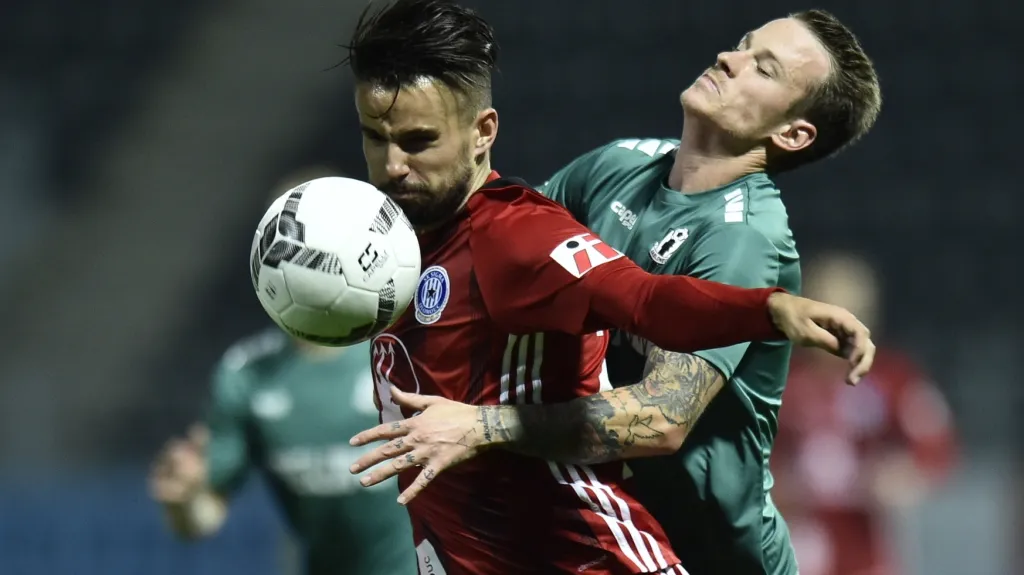 Martin Hála z Olomouce v souboji s Janem Sýkorou z Jablonce