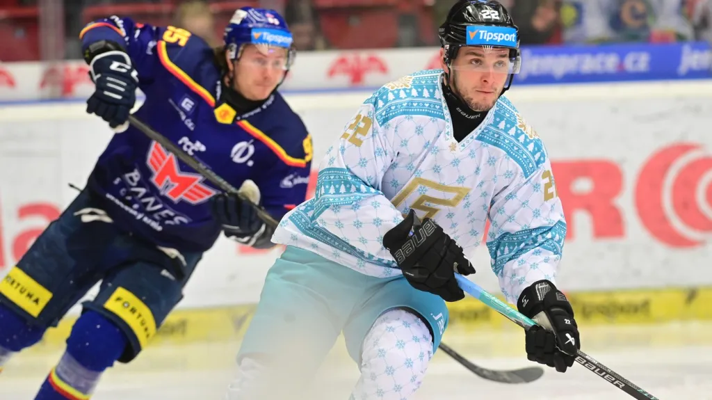 Nick Olesen z Č. Budějovic stíhá Dalimila Mikysku z K. Varů.