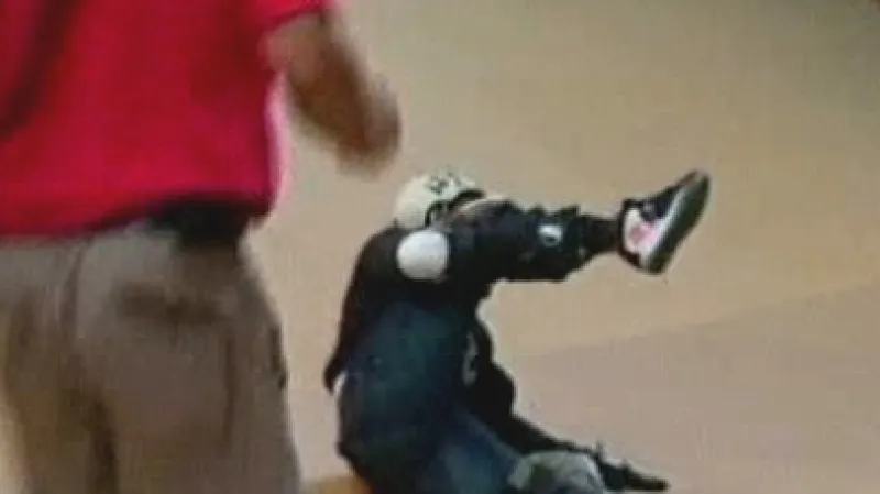 Skateboardista Danny Way po pádu na X-Games